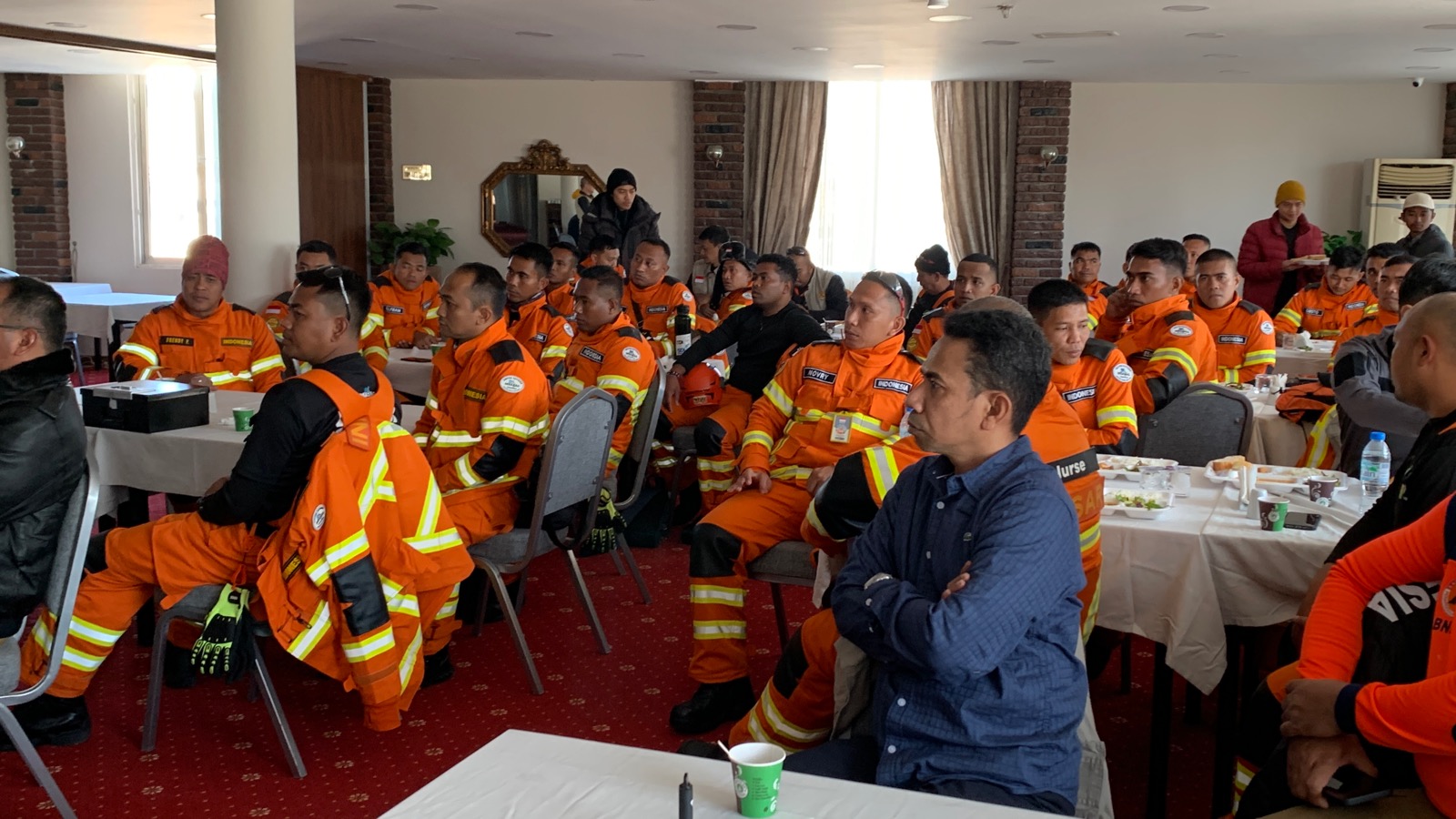 Personel USAR Basarnas mendapatkan briefing dari petugas AFAD untuk mendapatkan gambaran situasi SAR yang dapat didukung oleh tim Basarnas. Briefing berlangsung di terminal kedatangan Bandara Adana Sakirpasa, pada Minggu (12/2).